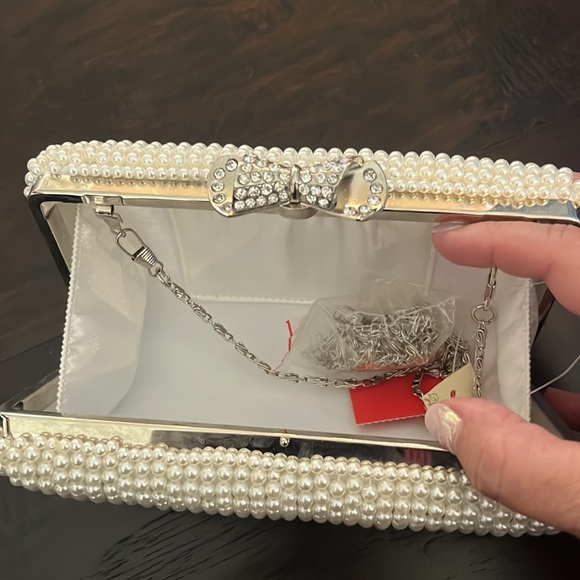 New with tags. Pearl evening bag with silver chain and crystal bow clasp - Picture 8 of 9